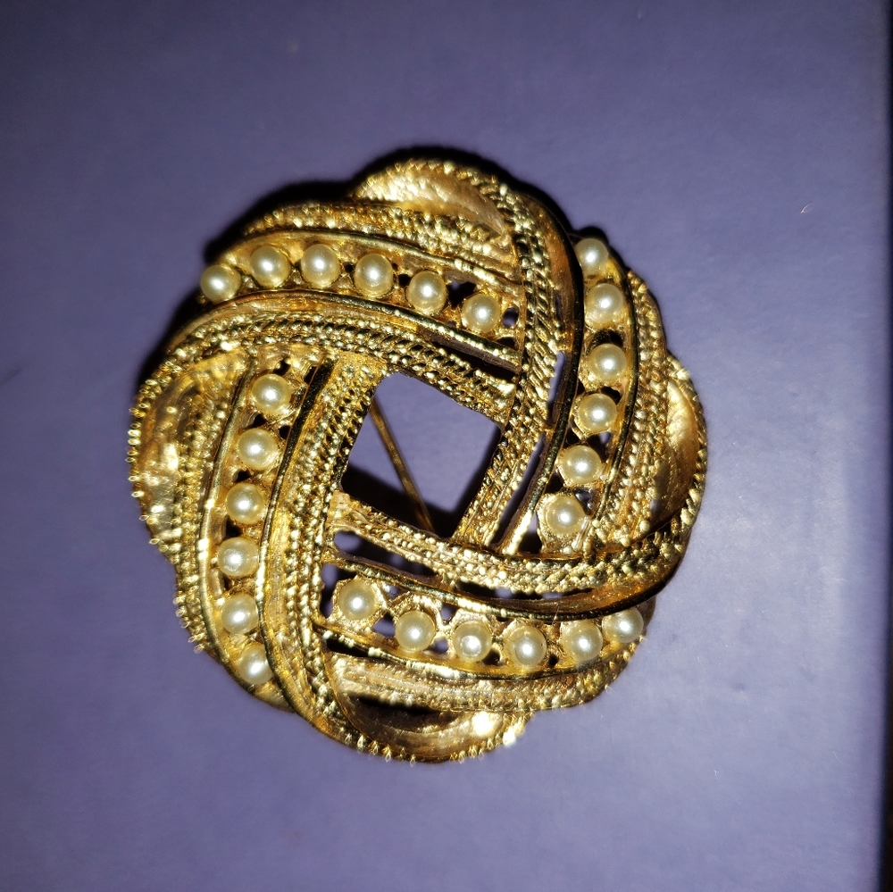 Gold wreath brooch